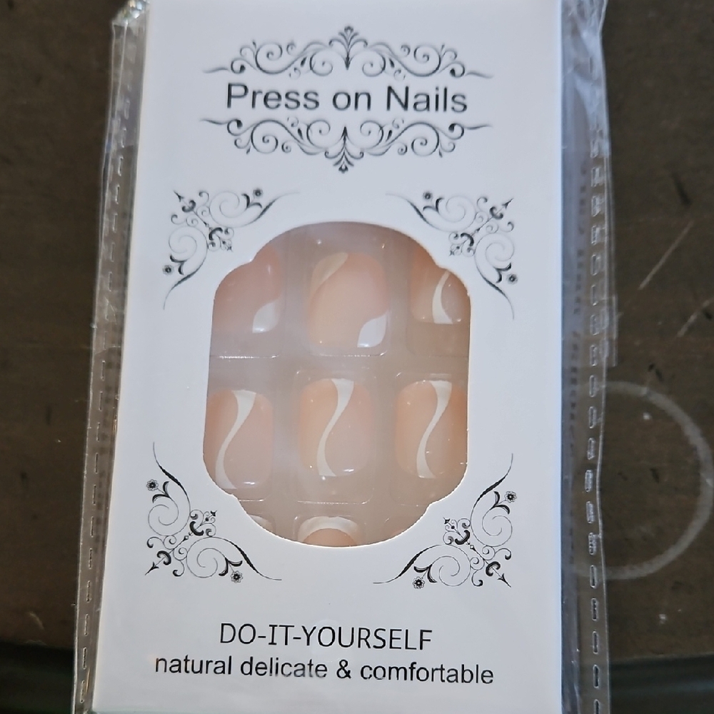 Press On Nails with Swirl Design